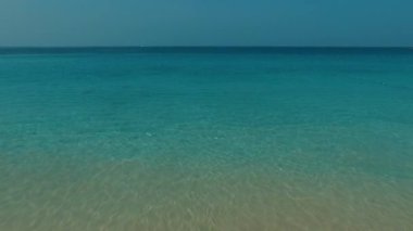 Anteni: kristal berraklığında su deniz.