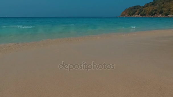 Aérienne : Vague sur une belle plage de sable blanc .