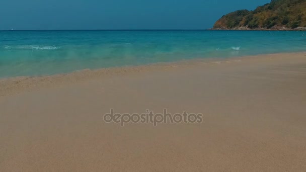 Antenne: Welle am schönen weißen Sandstrand. — Stockvideo