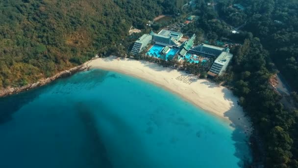 Aérienne : Plage de sable blanc avec eau bleue . — Video