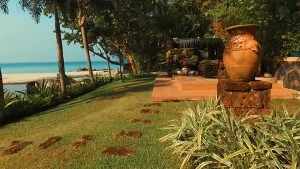 Κεραία: Μικρό διακοσμητικό καταρράκτη κοντά στην παραλία. — Αρχείο Βίντεο