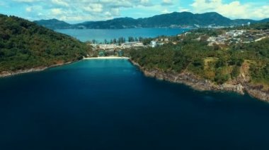 Beyaz kum plajı üzerinde havadan görünümü.