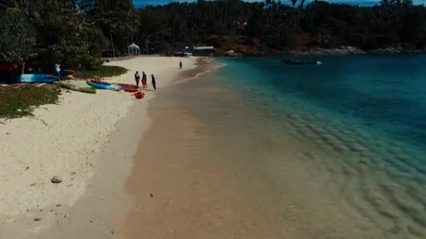 Aéreo: Descolagem da bela praia . — Vídeo de Stock