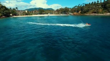 Anteni: İki jet ski plaja yakın.