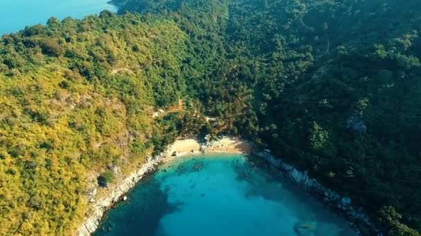 Aéreo: Pequena praia selvagem de Nui na ilha de Phuket . — Vídeo de Stock