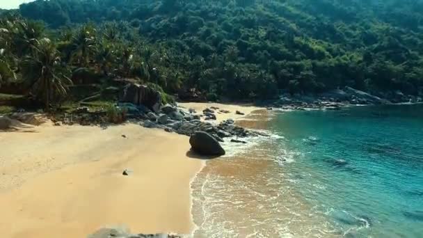 Aérienne : Décollage près de gros rochers sur la plage sauvage de Nui . — Video