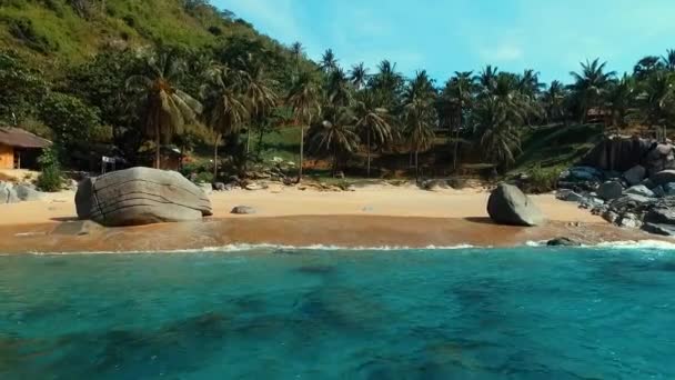 Aérea: Grandes rocas y hermosa ola en la playa . — Vídeos de Stock