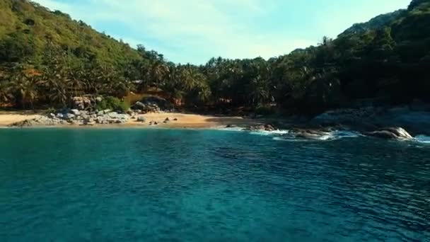 Aérien : Venir à la plage sauvage de Nui . — Video