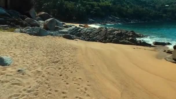 Aérienne : Survoler les pierres sur la plage sauvage .