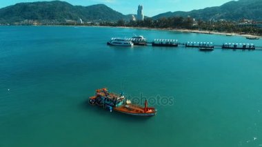 Phuket, Tayland Desember 15, 2015: Anteni: Patong beach yakınındaki batık gemi.