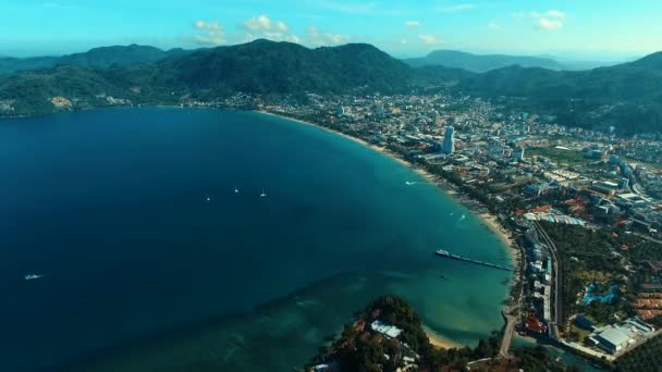 Antenn: Hög ovanför Patong beach. — Stockvideo