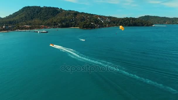 Antenn: Hastighet båt med fallskärm nära Patong beach. — Stockvideo