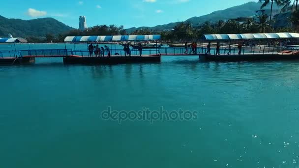 Phuket, Thajsko Desember 15, 2015: Anténa: lidé chodí na molu na pláži Patong. — Stock video