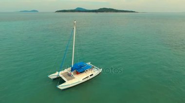 Hava: Rawai beach yakınındaki bir katamaran çevresinde çember.