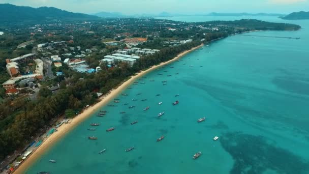 Aerial: Many long tail boats on the beach. — Stock Video