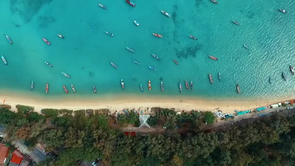 Légi: Lenézett a long tail a hajókat a Rawai beach. — Stock videók