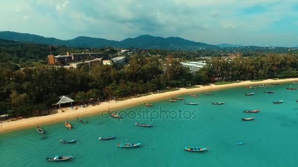Εναέρια: Rawai beach Πανόραμα με μακρά ουρά βάρκες. — Αρχείο Βίντεο