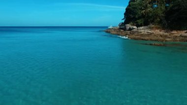 Hava: denize doğru taşlar yakınındaki gemi üzerinde uçan.