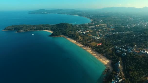 Aérea: Volando a la playa de Surin . — Vídeos de Stock