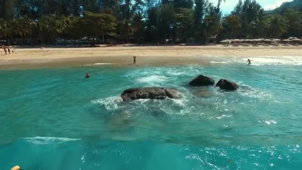 Aéreo: Onda respingo perto da praia . — Vídeo de Stock