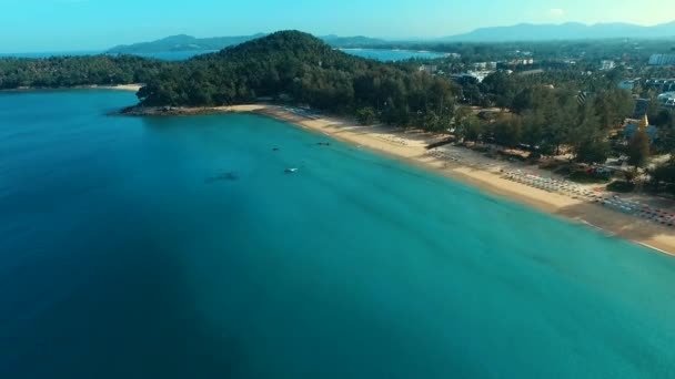 Aerial: Landing on blue water beach. — Stock Video