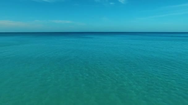 Luchtfoto: Vliegen over het prachtige blauwe water in de zee. — Stockvideo