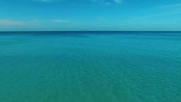 Aerea: Volare sopra la bella acqua blu nel mare . — Video Stock