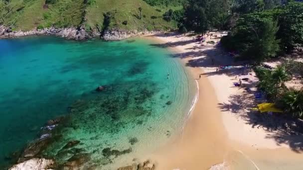 Aerial: Landing on beautiful Yanui beach. — Stock Video