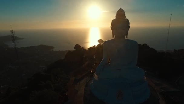 Antenn: Solnedgång vid Big Buddha. — Stockvideo