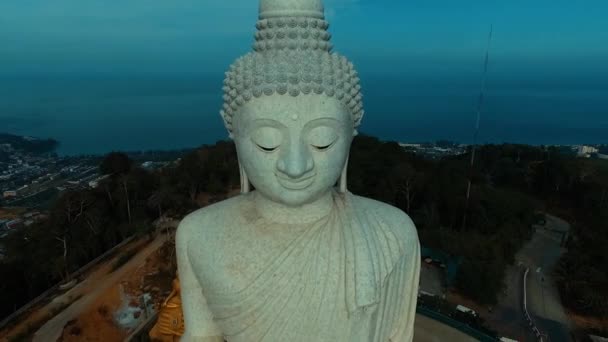 Antenn: Big Buddha ansikte. — Stockvideo