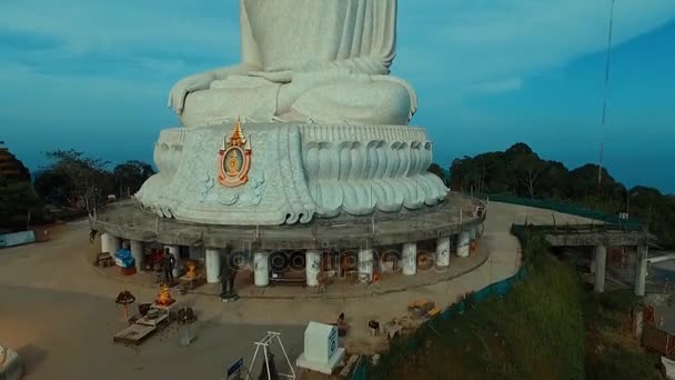 Anténa: Startu poblíž Big Buddha. — Stock video