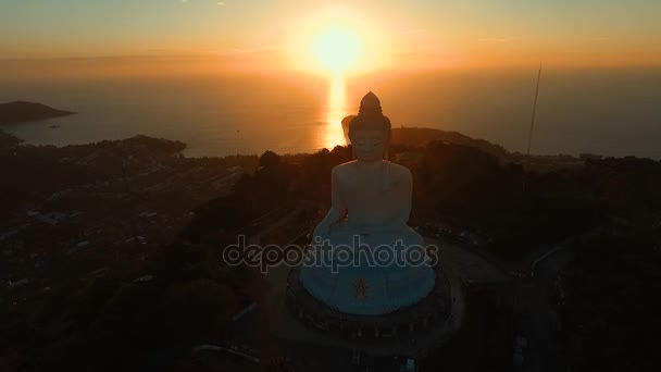 Anteni: Big Buddha, güzel gün batımı. — Stok video