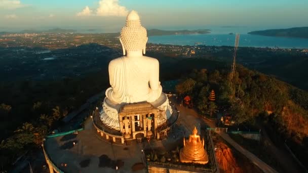Antenn: Flygande bakom Big Buddha. — Stockvideo