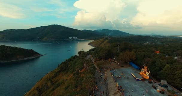 Aviação: Vista panorâmica. Cabo Promthep. Praia de Naiharn . — Vídeo de Stock