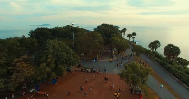 Aérea: Volando sobre Promthep Cape en la isla de Phuket . — Vídeo de stock