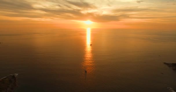 Aérea: Hermoso atardecer en Promthep Cape . — Vídeos de Stock