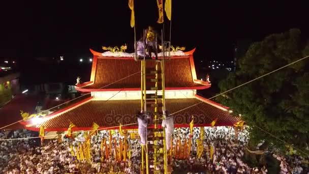 PHUKET, TAILANDIA 7 de octubre de 2016: Aérea: Festival vegetariano.Escaleras . — Vídeo de stock