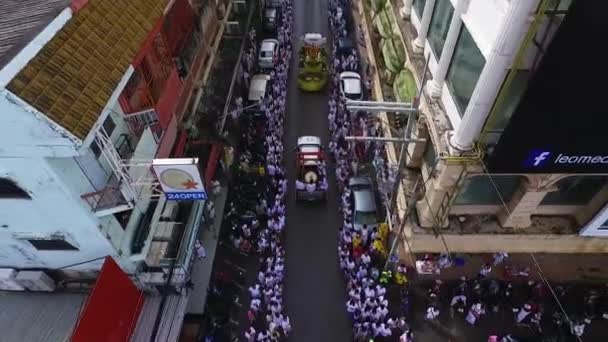 PHUKET, THAILAND 7 de outubro de 2016: Aerial: Vegetarian festival. Nas ruas da cidade — Vídeo de Stock
