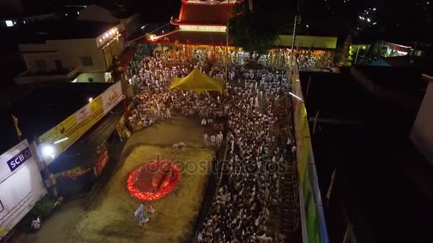 Phuket, thailand 7. oktober 2016: antenne: vegetarisches fest.walking on fire. — Stockvideo