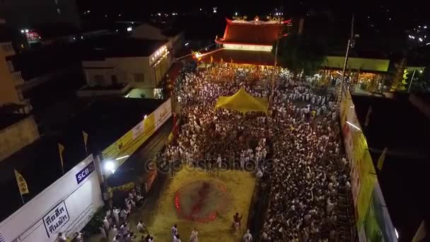 Phuket, thailand 7. oktober 2016: antenne: vegetarisches festival.men walking on coal — Stockvideo