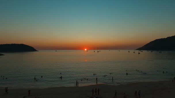 Aérienne : Beau coucher de soleil sur la plage. Phuket. Naiharn . — Video