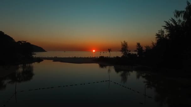 Antenne: Menschen am Strand, die den Sonnenuntergang beobachten. phuket. Naiharn. — Stockvideo