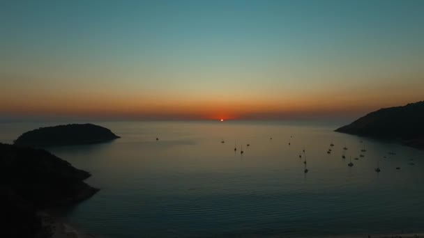 Εναέρια: Προσγείωση με τον ήλιο. Ηλιοβασίλεμα. Παραλία Naiharn. Πουκέτ. — Αρχείο Βίντεο