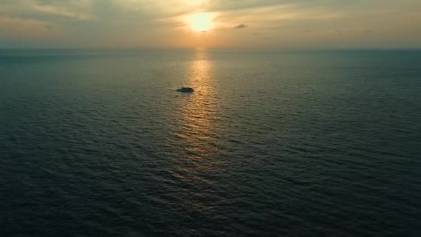 Antenne: Lonely boot bij zonsondergang in de zee. Eiland Phuket. — Stockvideo