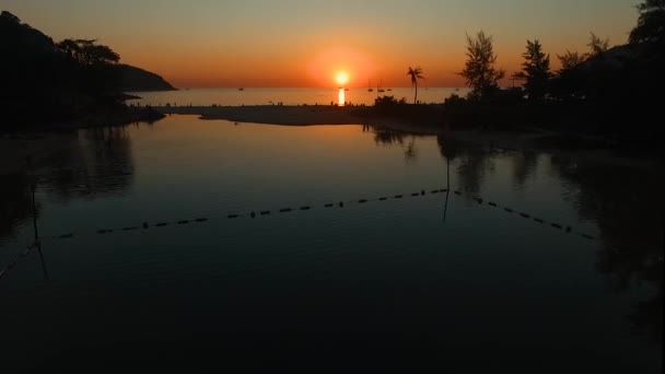 Aérien : Coucher de soleil sur la plage de Naiharn. Phuket ! . — Video