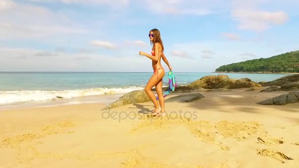 Aérea: Hermosa chica posando en la playa . — Vídeo de stock