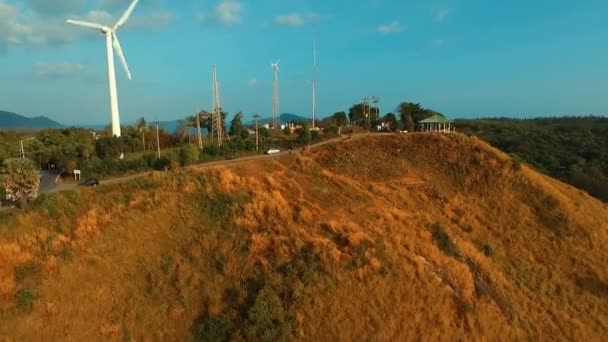 Anténa: Větrný mlýn poblíž Prothep Cape a Ya nui beach. Phuket. — Stock video