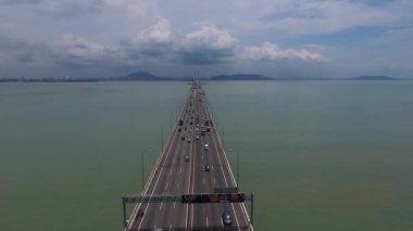 Penang, Malezya 15 Ekim 2016: Anteni: George Town köprüde trafik.