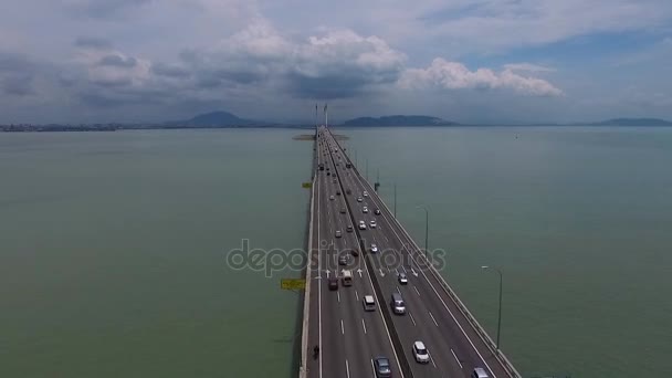 Penang, Malajsie října 15, 2016:Aerial: létání nad most ve městě George. — Stock video