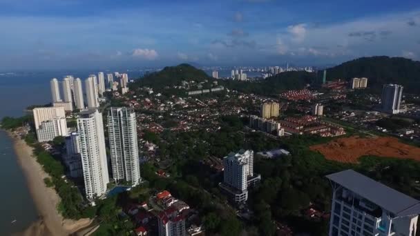 Aéreo: O litoral da cidade de Penang . — Vídeo de Stock